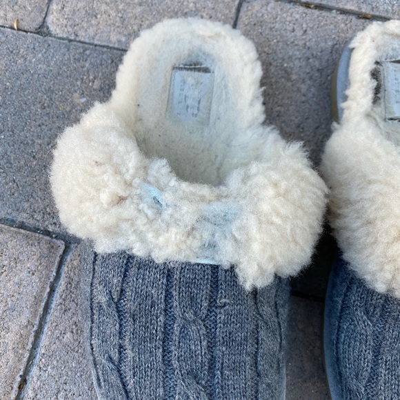 (932) UGG Slippers - Picture 3 of 8